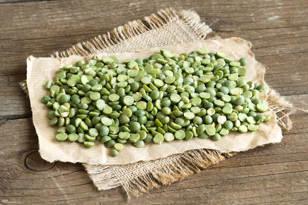 Stapel van gedroogde groene spliterwten — Stockfoto