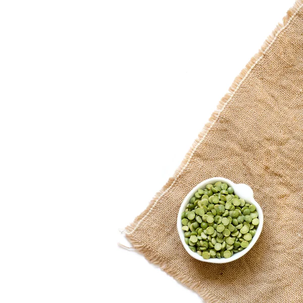 Guisantes partidos verdes secos en un tazón —  Fotos de Stock