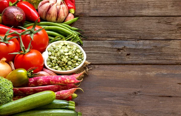 Arvejas y verduras verdes orgánicas crudas —  Fotos de Stock