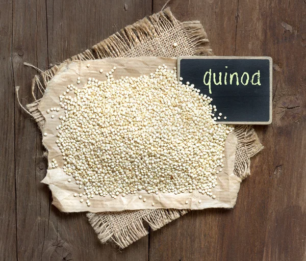 Küçük yazı tahtası ile organik quinoa — Stok fotoğraf