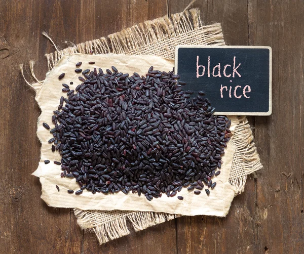 Черный рис с мелкой доской — стоковое фото