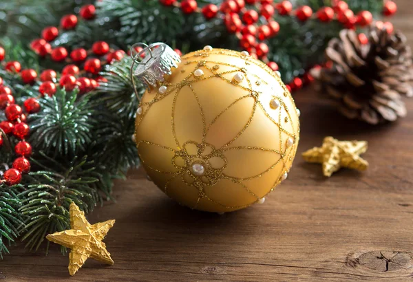 Weihnachtskomposition mit Christbaumkugel — Stockfoto