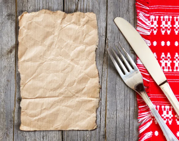 Papper, gaffel och kniv på Kökshandduk — Stockfoto