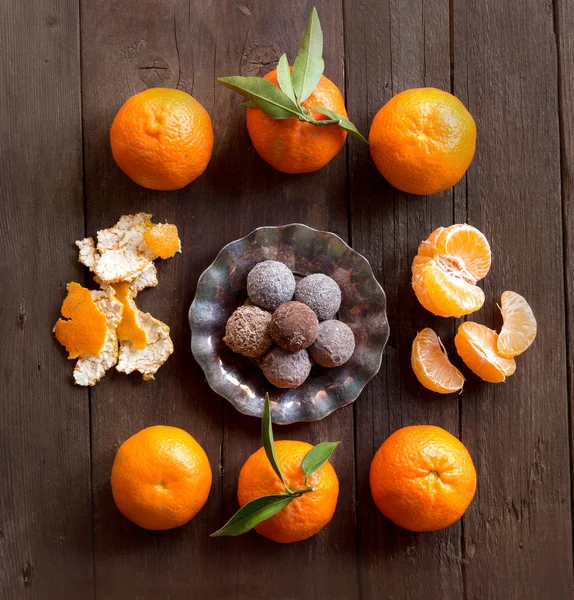 チョコレート ・ トリュフと tangerins — ストック写真
