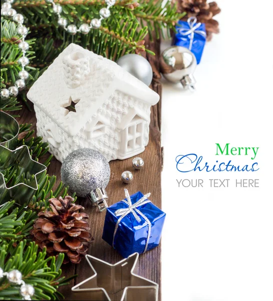 Feestelijke decoraties met kleine huis, kerstballen en geschenk dozen — Stockfoto