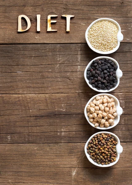 Cereali e legumi in ciotole e parola Dieta — Foto Stock