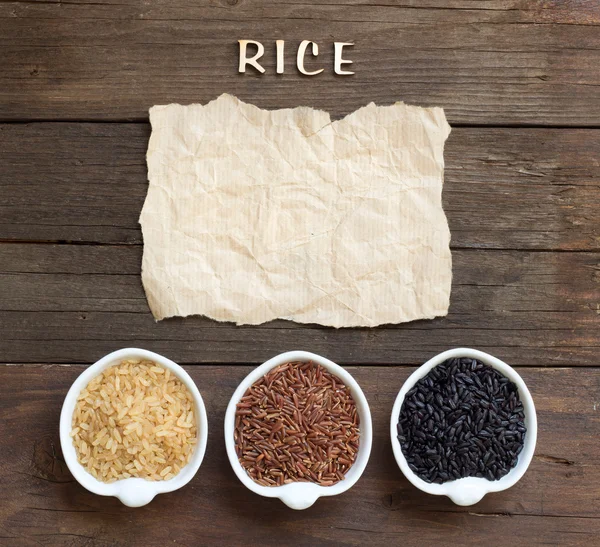 Разнообразие риса с ремесленной бумагой и словом рис — стоковое фото