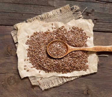 Kaşık ile keten tohumu