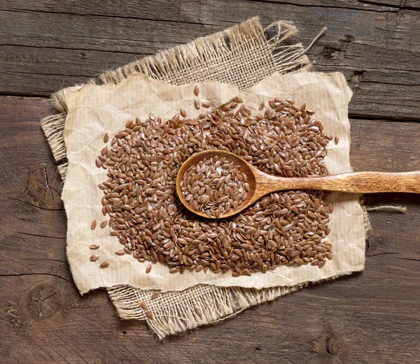 Kaşık ile keten tohumu