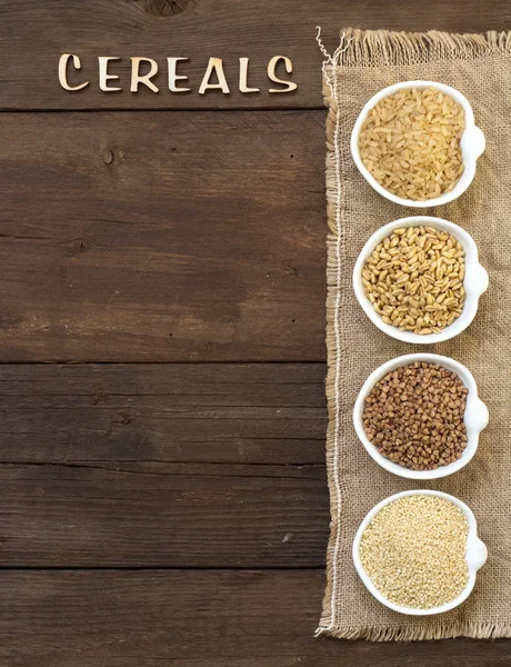 Cereais em tigelas fronteira com palavra Cereais — Fotografia de Stock