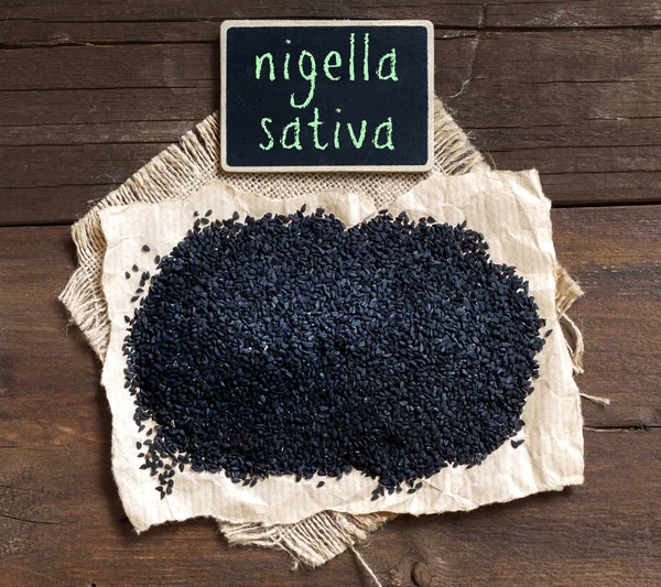 Nigella sativa veya siyah kimyon küçük kara tahta ile