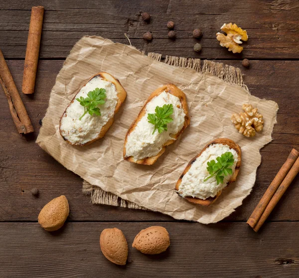 Pain grillé avec une mousse de morue salée — Photo