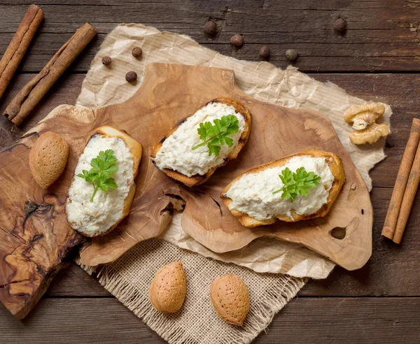 Pain grillé avec une mousse de morue salée — Photo