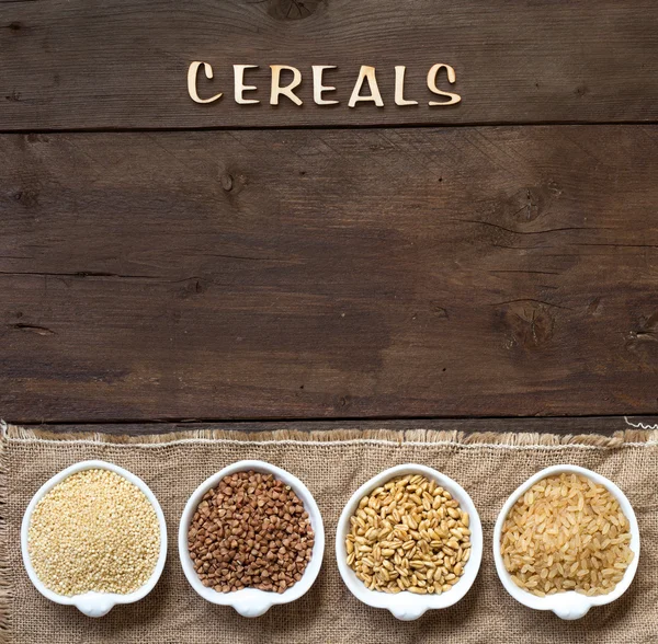 Cereales en cuencos bordean con la palabra Cereales — Foto de Stock