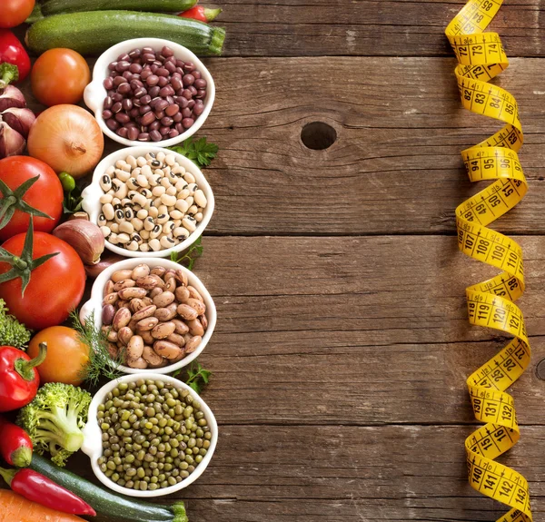 Legumbres en tazones y verduras —  Fotos de Stock