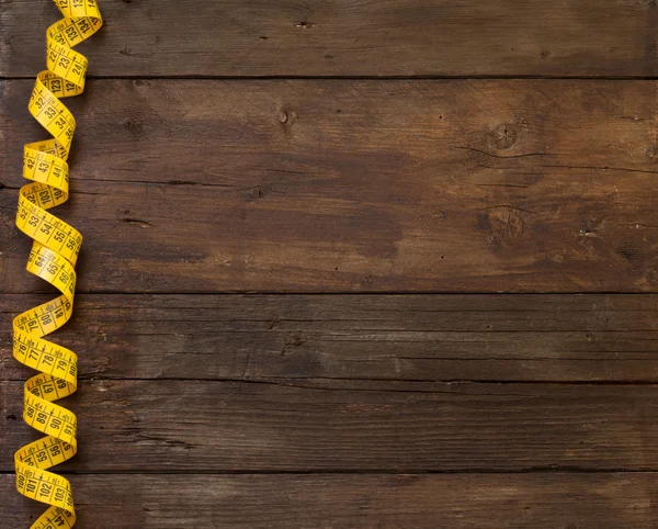 Рулонная желтая измерительная лента — стоковое фото
