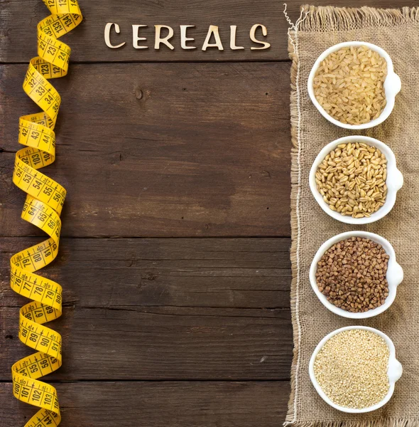 Cereali in ciotole con parola Cereali e metro — Foto Stock