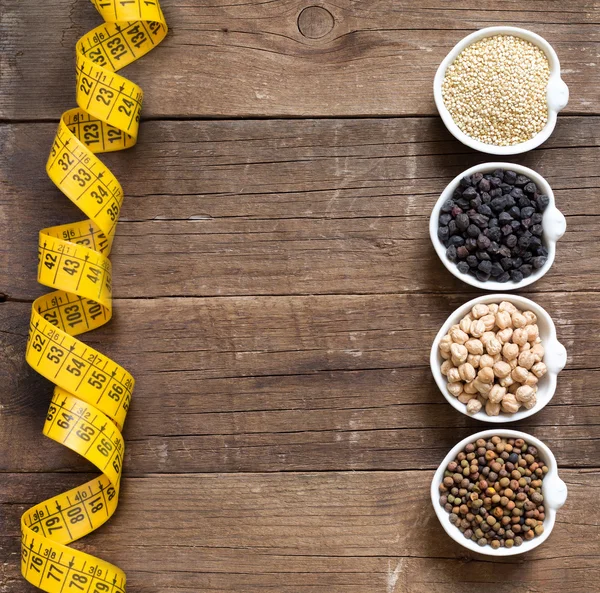 Cereales y legumbres en cuencos —  Fotos de Stock