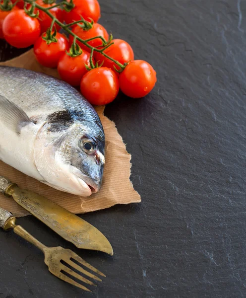 Pesce dorado fresco e pomodori — Foto Stock