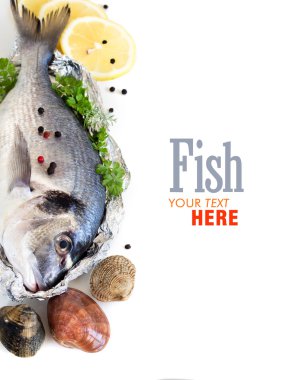 Taze dorado balık ve deniz ürünleri