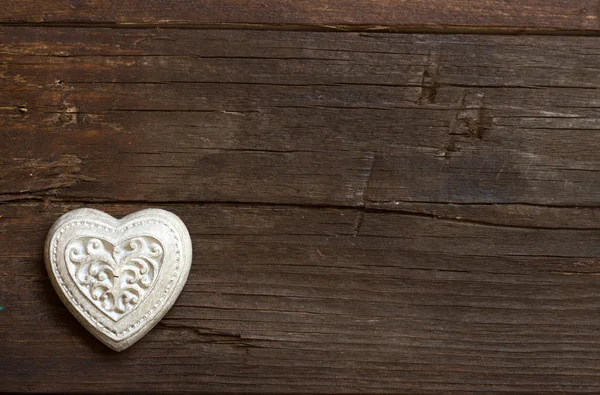 Inima ruginita pe un fundal din lemn — Fotografie, imagine de stoc