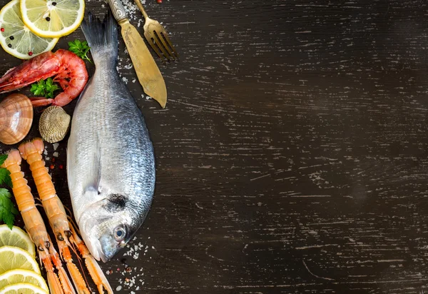 Taze dorado balık ve deniz ürünleri — Stok fotoğraf