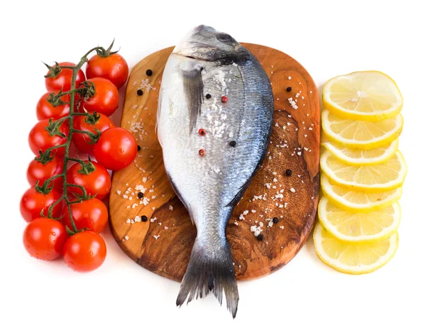 Dorado balık, limon ve taze domates — Stok fotoğraf