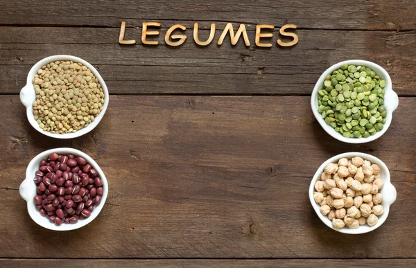Variedade ou leguminosas e a palavra Legumes sobre madeira — Fotografia de Stock