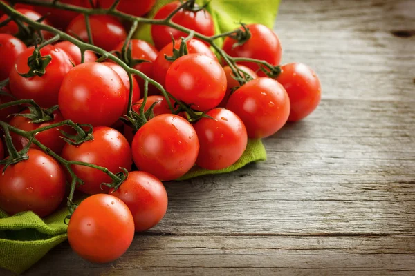 Tomates cherry sobre fondo de madera - estilo retro —  Fotos de Stock