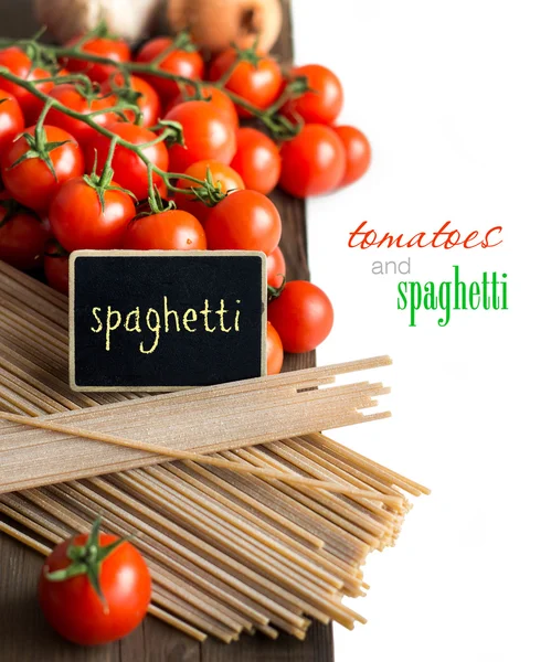 Spaghetti, tomaten en kleine schoolbord — Stockfoto