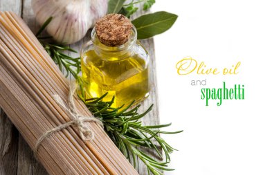 Kepekli spagetti, sarımsak, oilve petrol ve otlar