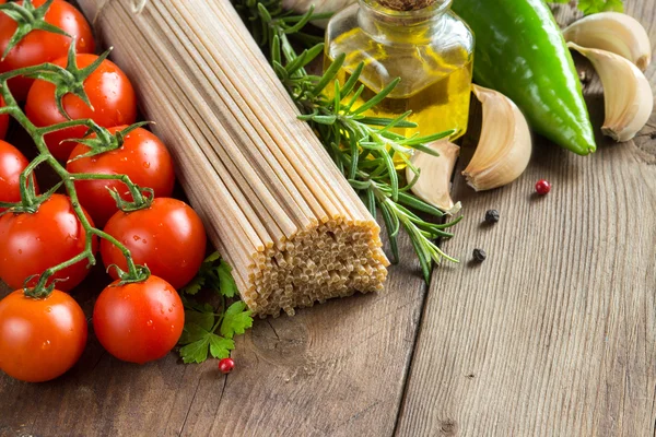 Whole wheat spaghetti, vegetables and herbs — Stock Photo, Image