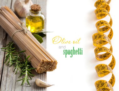 Kepekli spagetti, sarımsak, oilve petrol ve otlar