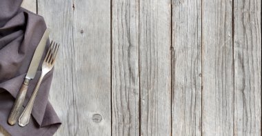 Vintage çatal ve bıçak ahşap üzerine