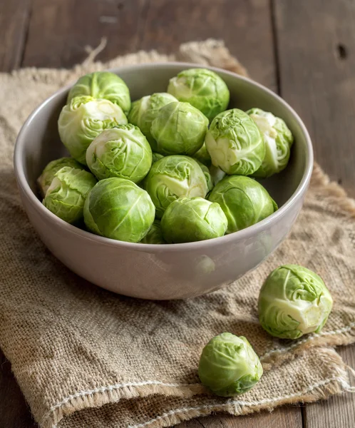 Rosenkohl keimt in einer Schüssel — Stockfoto