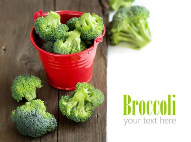Kırmızı kova yeşil brokoli