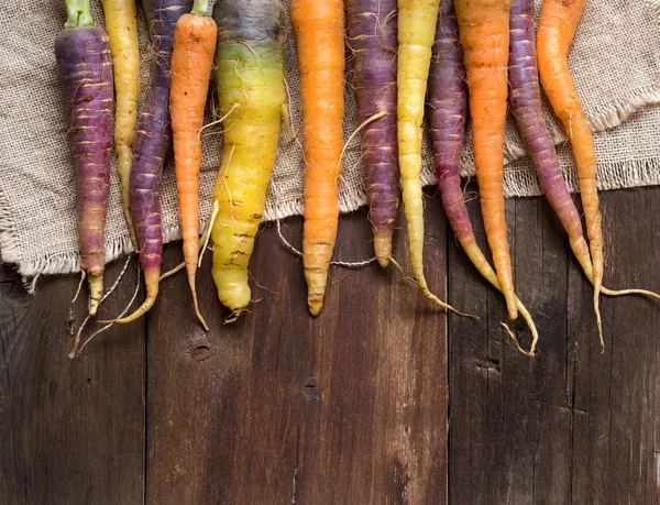 Verse organische regenboog wortelen — Stockfoto