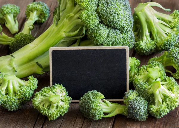 Świeże brokuły z małych tablica — Zdjęcie stockowe