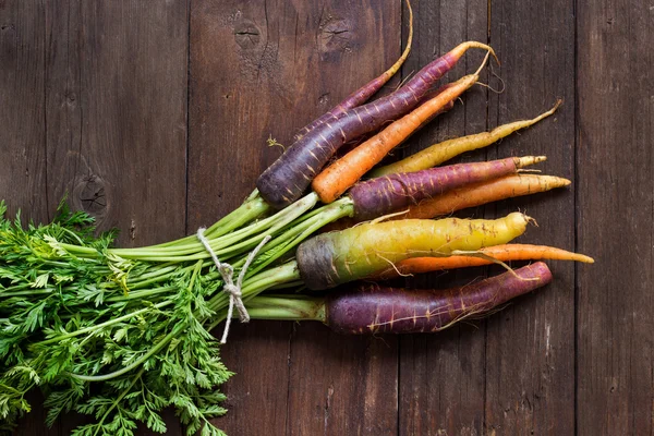 Carottes arc-en-ciel biologiques fraîches — Photo