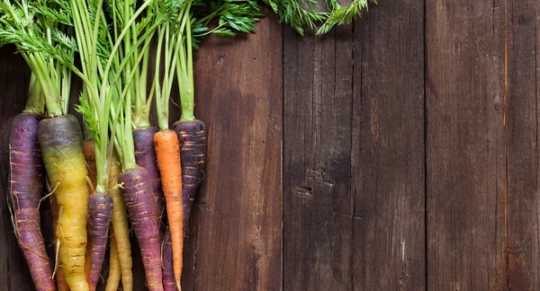 Verse organische regenboog wortelen — Stockfoto