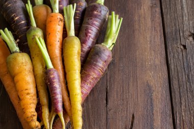 Taze organik gökkuşağı havuç