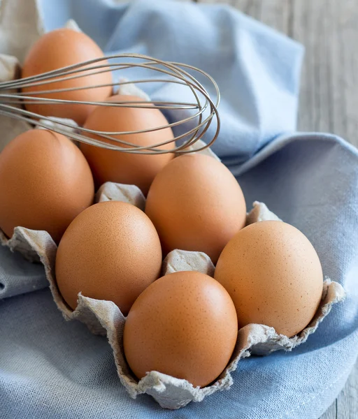 Huevos de pollo y batidor — Foto de Stock