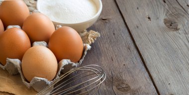 Tavuk yumurta, un ve çırpma teli