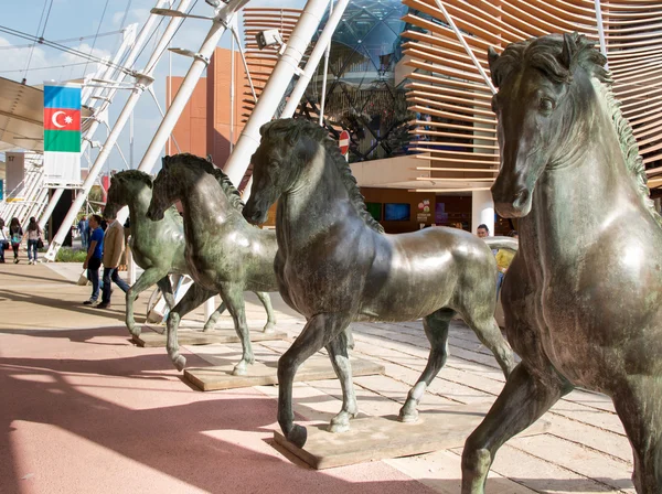 Podrobnosti hlavní ulici Expo 2015 - sochy koně — Stock fotografie