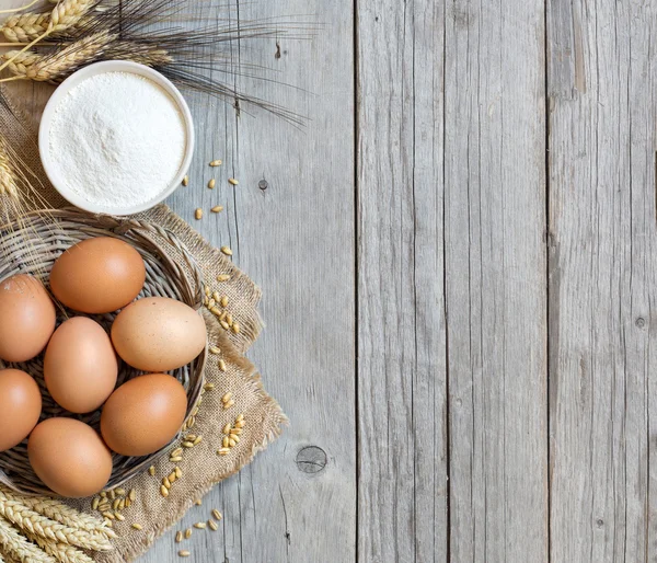 Ovos de galinha, trigo e farinha — Fotografia de Stock