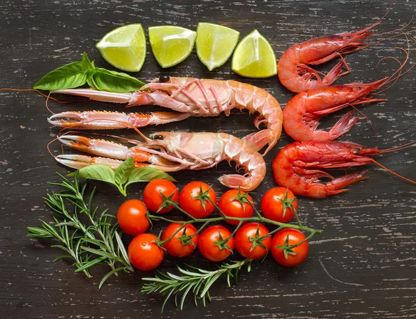 Langostinos y camarones crudos con verduras Imagen de stock