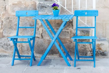 Mavi sandalye ve masa