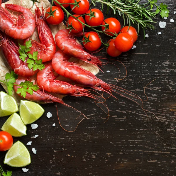 Gamberetti crudi con pomodori, lime ed erbe aromatiche — Foto Stock