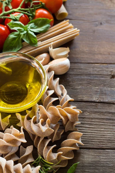 Olive oil, pasta, garlic and tomatoes — Stock Photo, Image