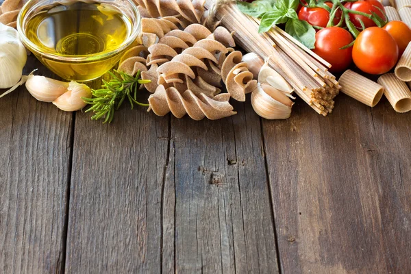 Olivenöl, Nudeln, Knoblauch und Tomaten — Stockfoto